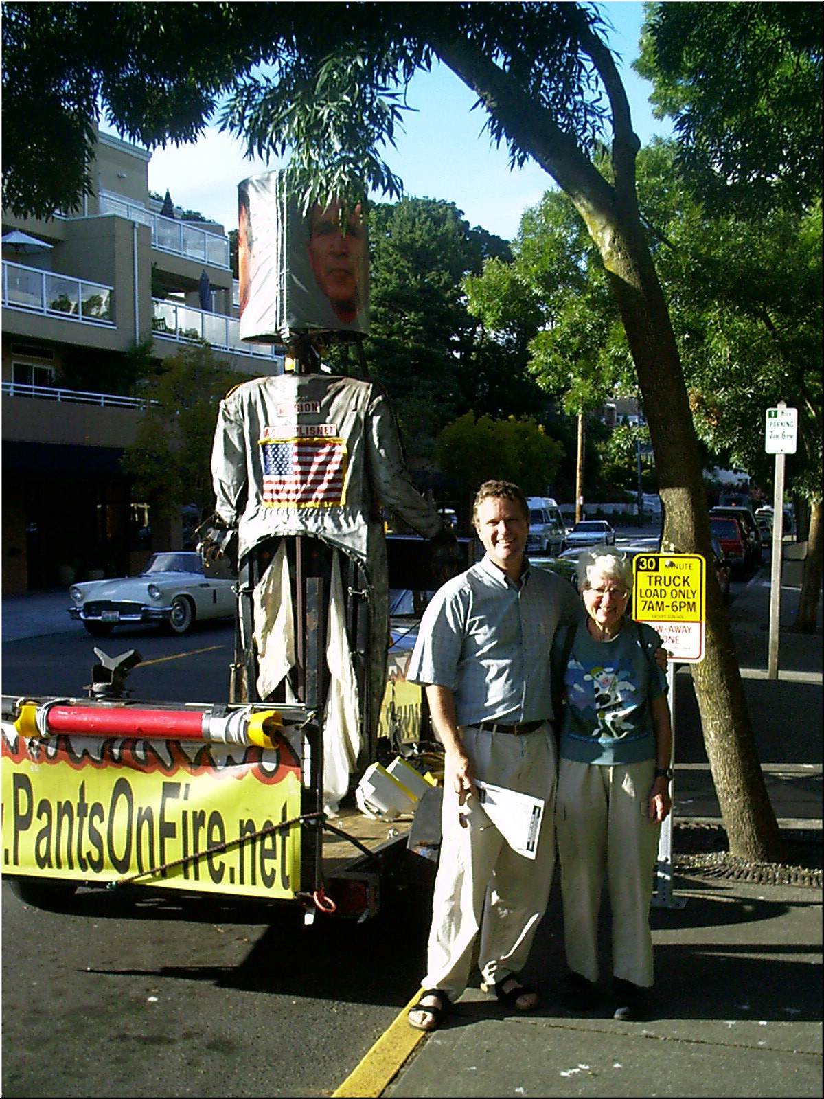 aug3o4 George in Leshi Joel and Mom2.jpg